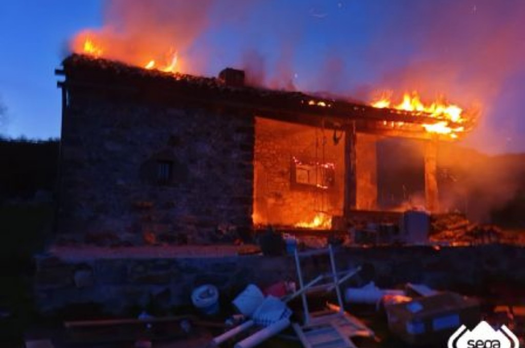 Incendio en la cabaña de Riosol, Maraña, León.