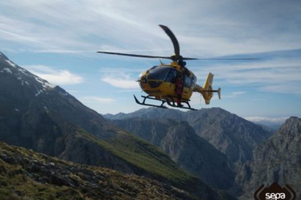 El equipo de rescate y el helicóptero medicalizado en La Tenerosa, Cabrales.