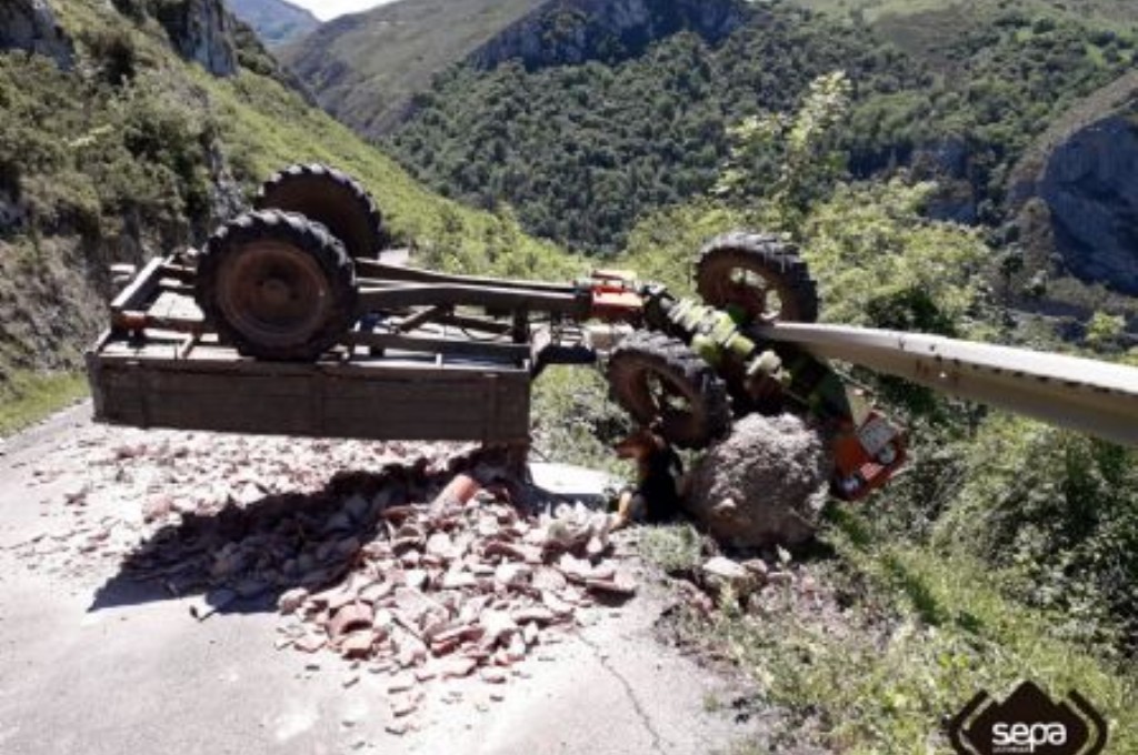 Tractor accidentado en Yernes y Tameza.