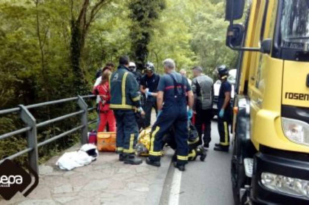 Bomberos del SEPA en el accidente de tráfico de Covadonga, Cangas de Onís.