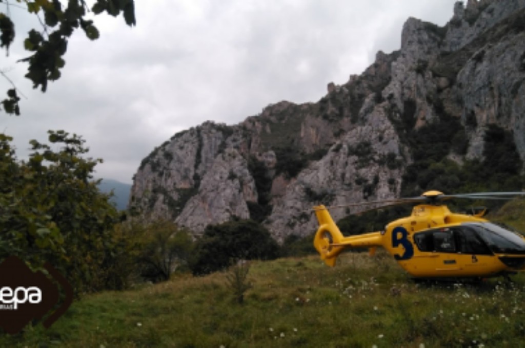 Helicóptero medicalizado en la zona de la escuela de escalada de Quirós.