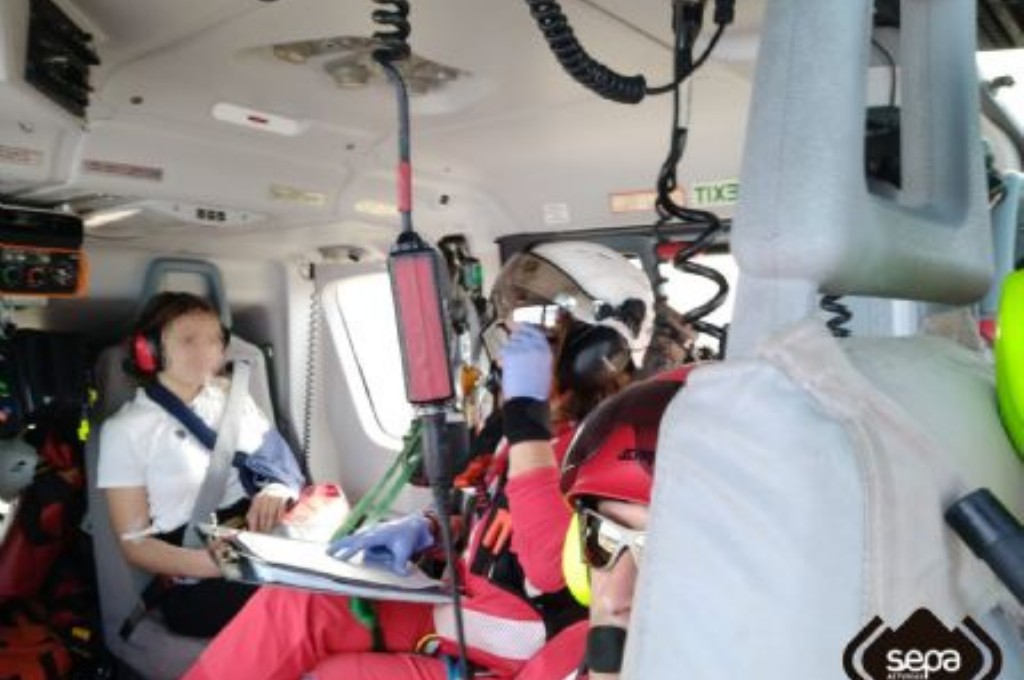 Traslado en helicóptero de la accidentada en Soto del Barco.