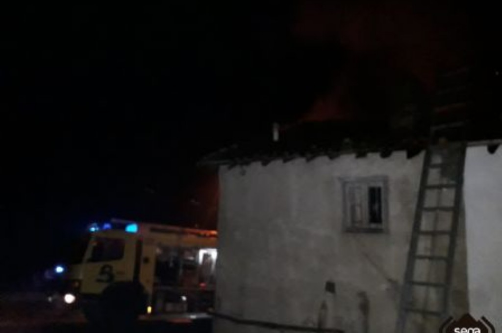 Bomberos en el incendio de Villar de Ujo en Mieres.