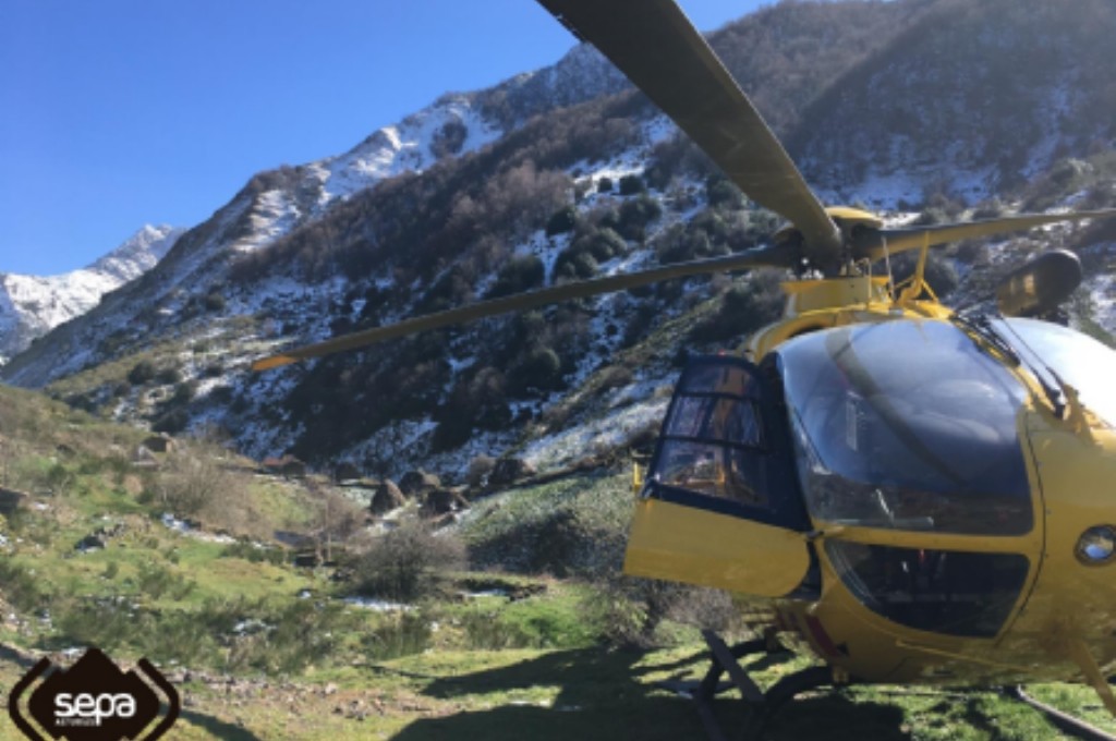 Helicóptero medicalizado del Grupo de Rescate en La Pornacal, Somiedo.