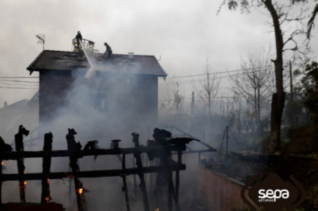 Bomberos trabajando en el incendio de la casa en Fozana, Siero.