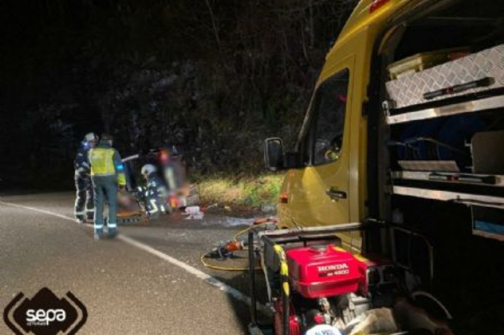 Bomberos de Villaviciosa en el lugar del accidente de tráfico en la carretera de Sietes.