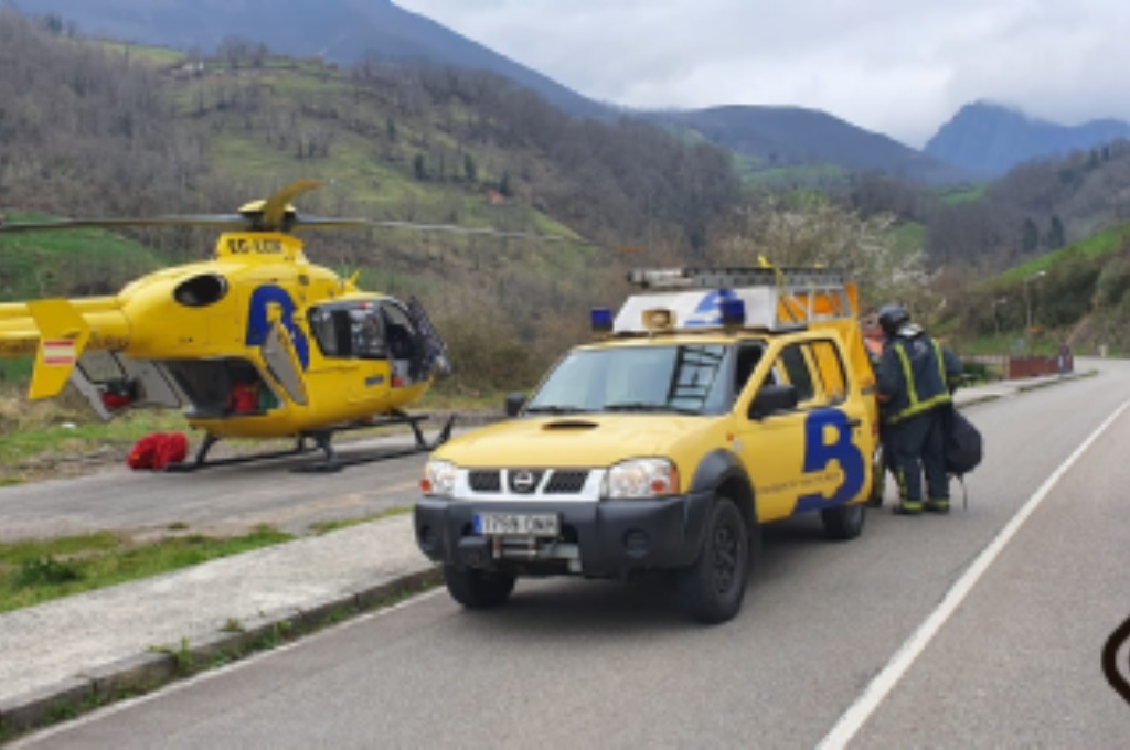 Intervención del Grupo de Rescate y de los Bomberos de Proaza en el accidente de Quirós.