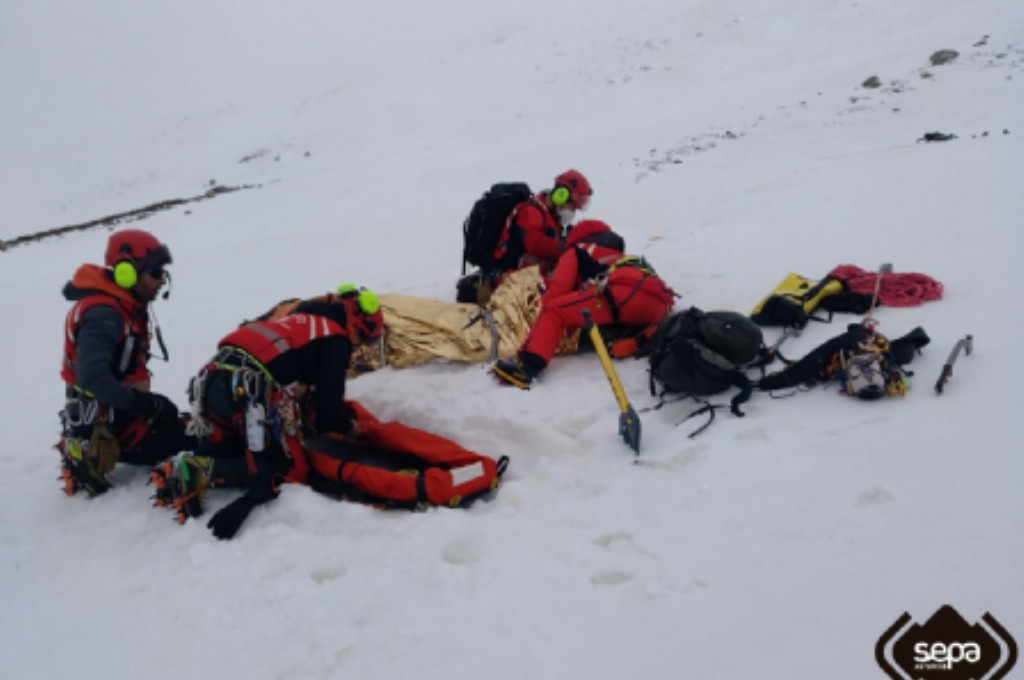 El Grupo de Rescate en el Pico Torres con el escalador accidentado.