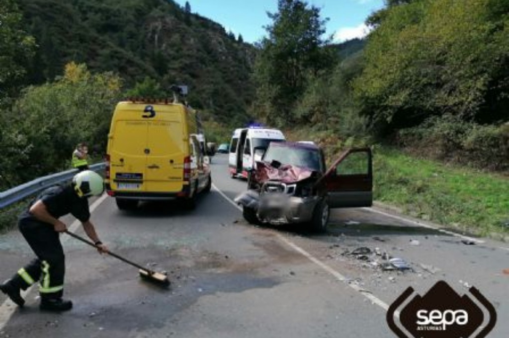 Bomberos de Cangas del Narcea en el accidente de tráfico de Tebongo.