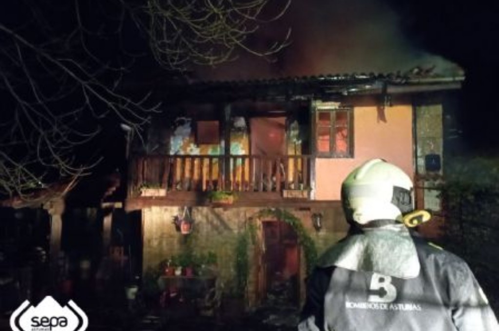 Bomberos en el incendio de La Roza, Langreo.