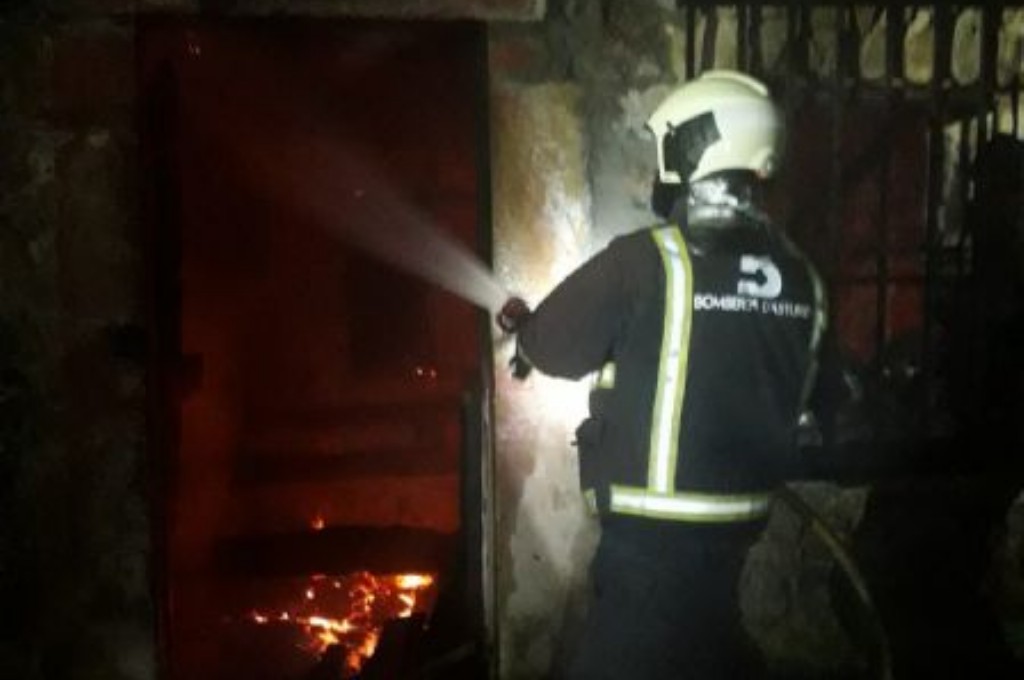 Bomberos trabajando en el incendio de Pernús, Colunga.