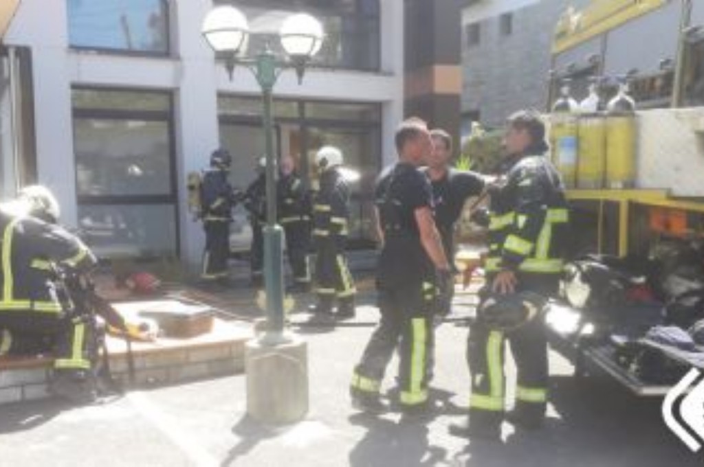 Bomberos en el establecimiento hotelero afectado por el incendio en Ribadesella.