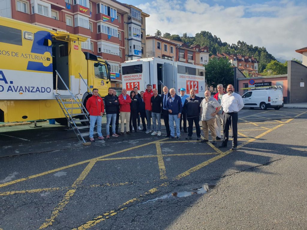 En el centro de la imagen el gerente del SEPA, Oscar Rodríguez y a su derecha el Presidente de Cruz Roja en Asturias Jose María Lana acompañados de otros miembros de esta organización y técnicos y mandos del SEPA de las áreas de 112 y Bomberos