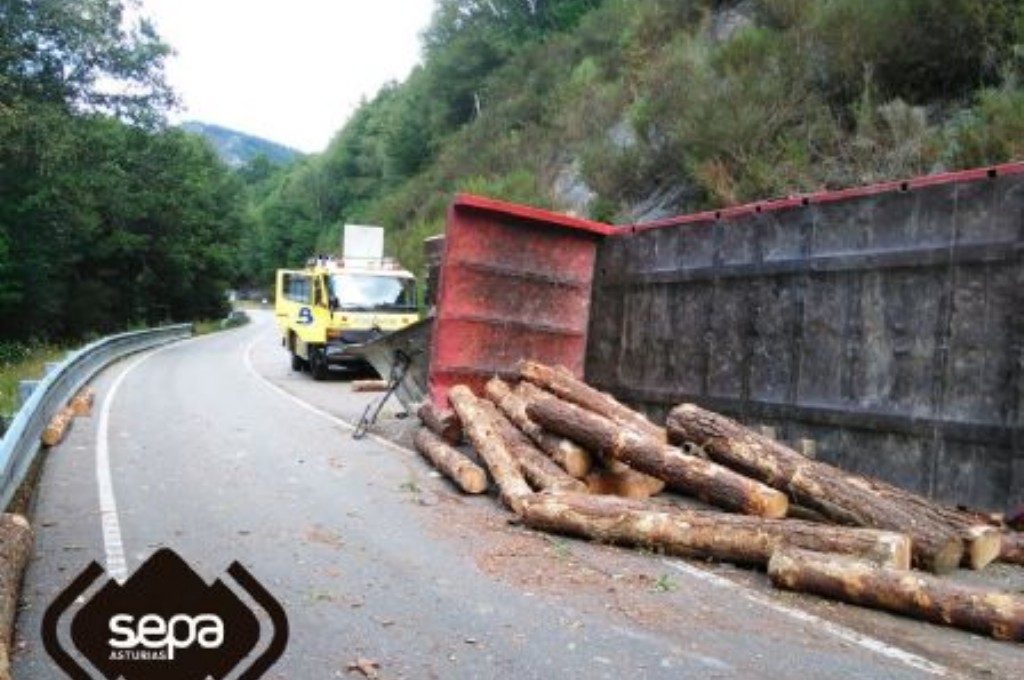 Camión accidentado en Santa Eulalia de Oscos.