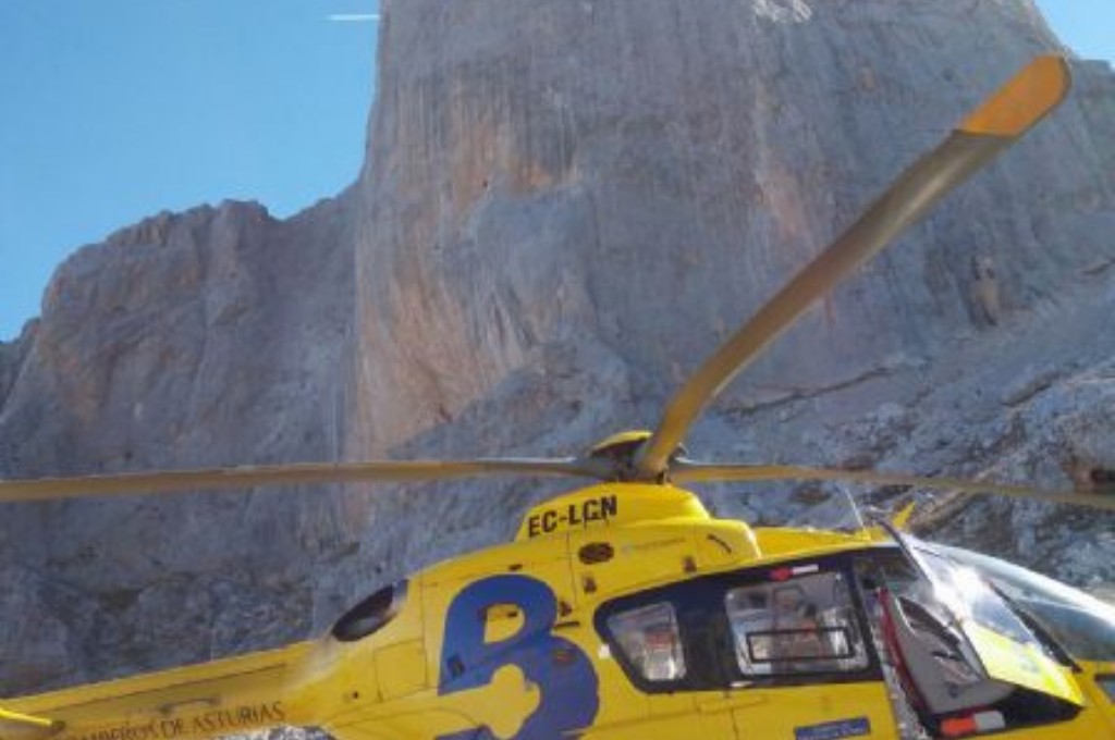 El helicóptero medicalizado de Bomberos del SEPA en el Urriellu.